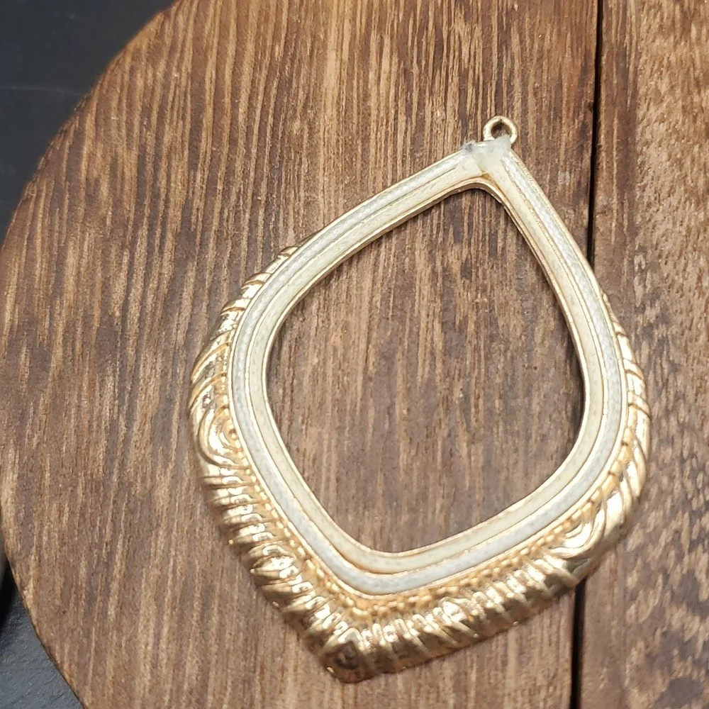 Diamond cut Egyptian pendant‎